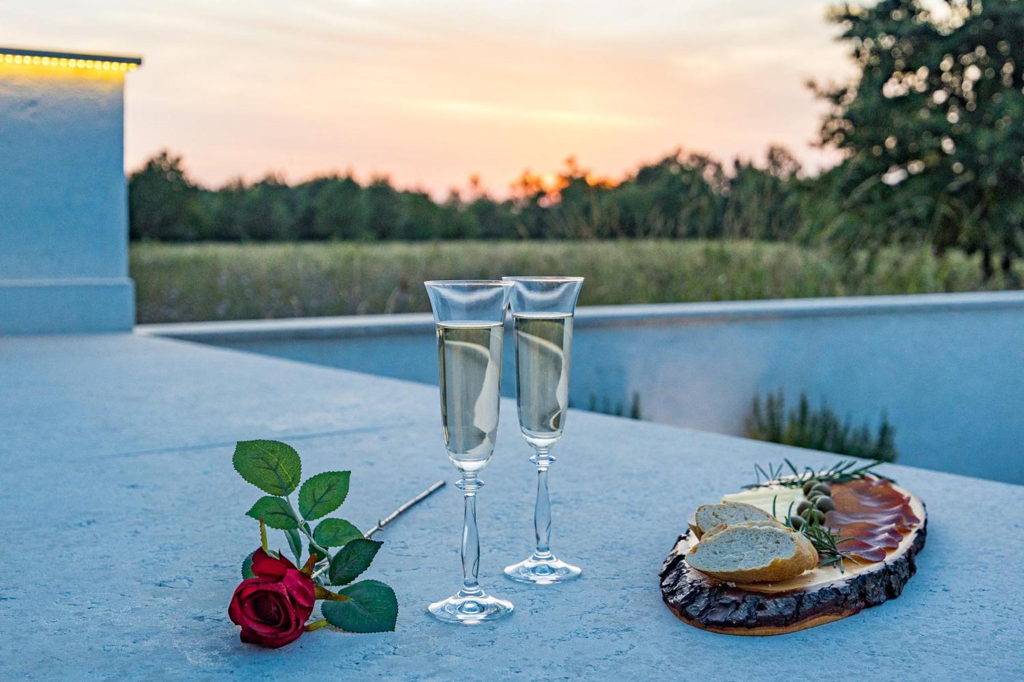 Special Offer! New Luxury Apartment With Pool, Fitness, Outdoor Bar&Grill ブイェ エクステリア 写真
